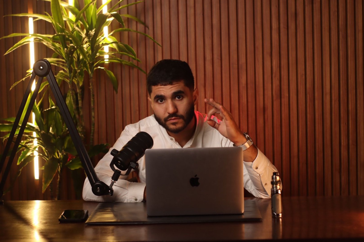 Anis Moualdi, fondateur de lameute, en studio